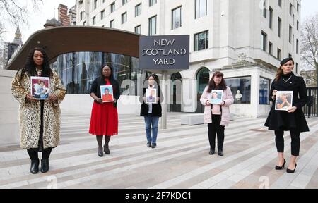 Les mères dont les fils ont été victimes de crimes mortels contre les couteaux (de gauche à droite) Lorraine Jones, Yvonne Lawson, Lillian Serunkuma, Jean Foster et Becky Beston participent au lancement d'une nouvelle campagne de crimes contre les couteaux, Hard Calls Save Lives, Qui est soutenu par le Metropolitan police Service et Crimebutoirs, New Scotland Yard, Londres. Date de la photo : jeudi 8 avril 2021. Banque D'Images