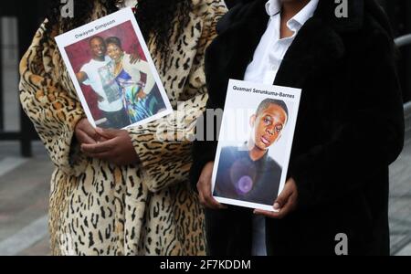 Les mères dont les fils ont été victimes du crime mortel contre les couteaux Lorraine Jones (à gauche) et Lillian Serunkuma (à droite) tiennent des photos de leurs fils lorsqu'ils assistent au lancement d'une nouvelle campagne de crime contre les couteaux, Hard Calls Save Lives, Qui est soutenu par le Metropolitan police Service et Crimebutoirs, New Scotland Yard, Londres. Date de la photo : jeudi 8 avril 2021. Banque D'Images