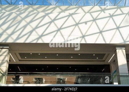 Vue sur l'aire de restauration dans un centre commercial moderne avec toit en verre tratsparent. Centre alimentaire dans le grand magasin. Banque D'Images