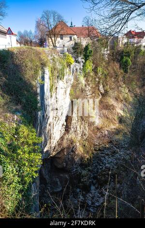 Ville d'Ogulin et la rivière Dobra canyon vue sur l'abîme, paysage du centre de la Croatie Banque D'Images