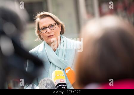 08 avril 2021, Rhénanie-Palatinat, Mayence: Stefanie Hubig (SPD), ministre de l'éducation de Rhénanie-Palatinat, parle après avoir visité une classe à l'Anne-Frank-Realschule, où les étudiants se sont testés pour le coronavirus. Après les vacances de Pâques, les cours scolaires en Rhénanie-Palatinat ont commencé en mode alternatif - accompagnés, entre autres, de tests rapides dans les écoles. Photo: Sebastian Gollnow/dpa Banque D'Images