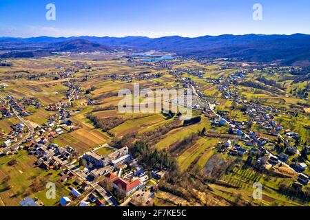 Ville d'Ogulin lac Sabljaci vue panoramique aérienne, paysage du centre de la Croatie Banque D'Images