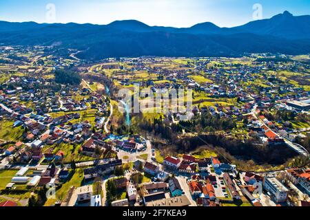 Ville d'Ogulin et canyon de la rivière Dobra vue panoramique aérienne, paysage du centre de la Croatie Banque D'Images