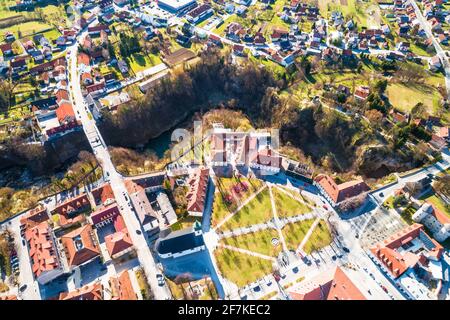 Ville d'Ogulin et canyon de la rivière Dobra vue panoramique aérienne, paysage du centre de la Croatie Banque D'Images