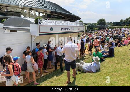 La file d'attente de Pimm, les gens font la queue pour des rafraîchissements et des boissons au Wimbledon tennis, le All England Lawn tennis Club, Londres, Royaume-Uni Banque D'Images