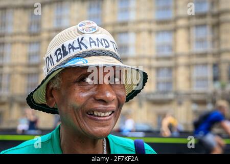 Une militante noire proteste lors de la marche de protestation « la lutte contre le racisme » à Westminster, Londres, Royaume-Uni Banque D'Images