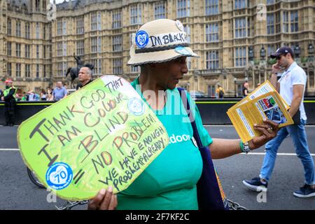 Une militante noire proteste lors de la marche de protestation « la lutte contre le racisme » à Westminster, Londres, Royaume-Uni Banque D'Images