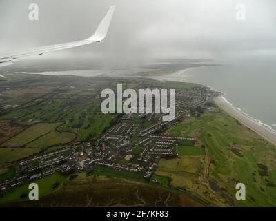 Vue fenêtre d'un avion atterrissage en Irlande, grande destination de voyage, Wanderlust. Banque D'Images