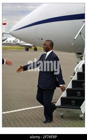 Visite du Président Thabo Mbeki en Grande-Bretagne juin 2001Thabo Mbeki arrive à la base aérienne de Northholt pour sa première visite d'État au Royaume-Uni. Banque D'Images