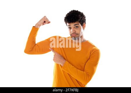 Jeune homme noir afro-américain se sentant heureux, satisfait et puissant, en forme flexible et biceps musclés, regardant fort après la salle de gym contre isolé Banque D'Images