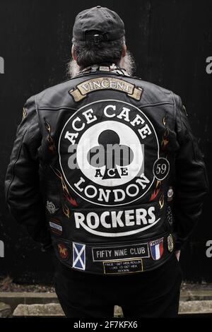 Vestes en cuir de rockers couvertes de patchs à Ace Cafe à Londres, Angleterre. Banque D'Images