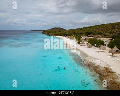 Vue aérienne de la côte de Curaçao dans la mer des Caraïbes avec eau turquoise, plage de sable blanc, et magnifique récif de corail à Playa cas Abao Curaçao Banque D'Images
