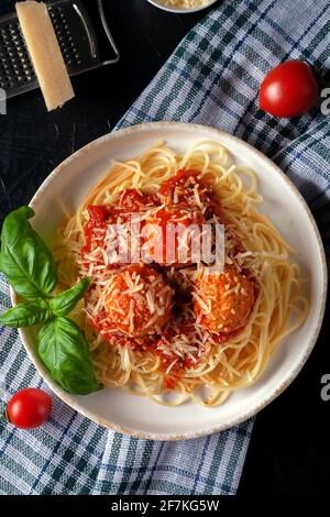 Pâtes spaghetti aux boulettes de viande, sauce au parmesan et à la tomate, concentration sélective Banque D'Images