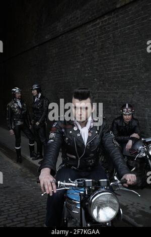Les rockers s'affrontent sur des motos classiques de course de café à Londres, au Royaume-Uni Banque D'Images