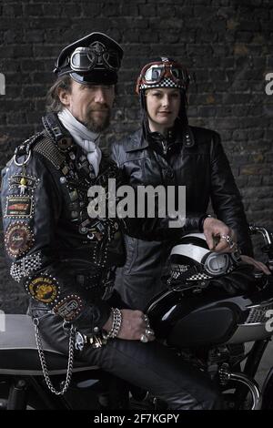 Rocker couple avec des vestes en cuir couvertes en clous, patches et badges.in Londres, Royaume-Uni Banque D'Images