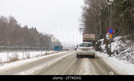 Floda, Suède. 11 mars 2021. Temps SWE : l'Evert orage entraîne des conditions de chaussée glissante et dangereuses étendues avec des quantités importantes Banque D'Images