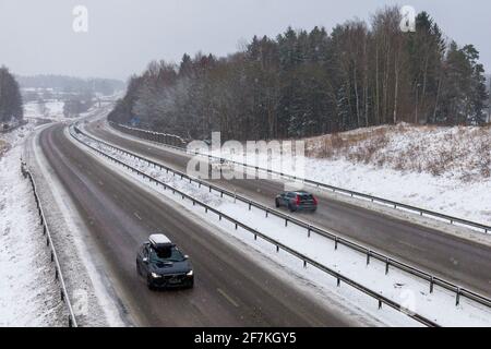 Floda, Suède. 11 mars 2021. Temps SWE : l'Evert orage entraîne des conditions de chaussée glissante et dangereuses étendues avec des quantités importantes Banque D'Images