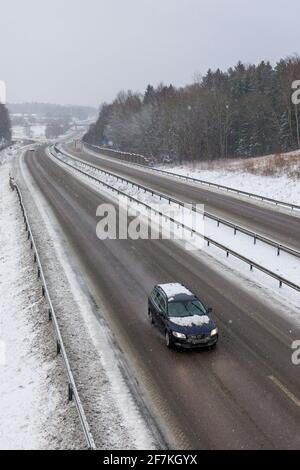 Floda, Suède. 11 mars 2021. Temps SWE : l'Evert orage entraîne des conditions de chaussée glissante et dangereuses étendues avec des quantités importantes Banque D'Images