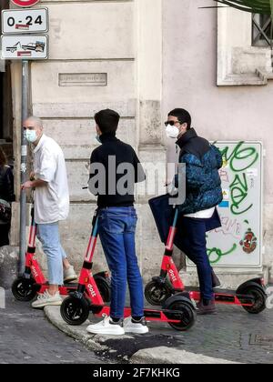 Italie, Rome, 13 mars 2021 : personnes qui font un scooter électrique à travers Rome photo © Fabio Mazzarella/Sintesi/Alamy stock photo Banque D'Images