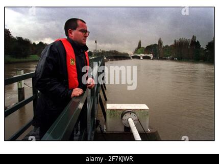 Rod Schmidt Lockkeeper à l'écluse de Teddington, nov. 2000 avec les portes entièrement ouvertes en arrière-plan Banque D'Images