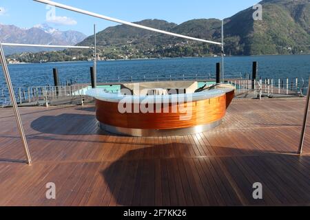 Bar de plage fermé sur le lac de Côme, Italie Banque D'Images