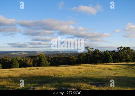 Heure d'or et vues panoramiques au parc national de Lysterfield, Victoria, Australie Banque D'Images