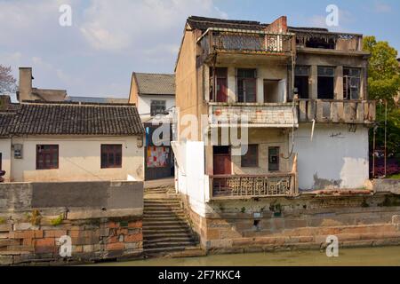 Vieux bâtiments traditionnels dans la ville de Xincheng de Jiaxing, en Chine. Pas reconstruit comme beaucoup de villes aquatiques chinoises, il conserve son caractère original. Banque D'Images