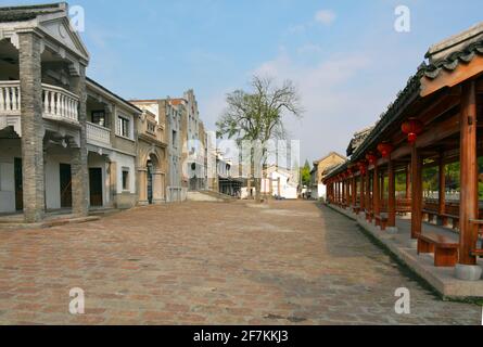 Anciens bâtiments à Xincheng, Zhejiang. Conçu pour ressembler à des bâtiments PRC de style des années 1980 à utiliser soi-disant pour des décors et des arrière-plans de films ou de films. Banque D'Images