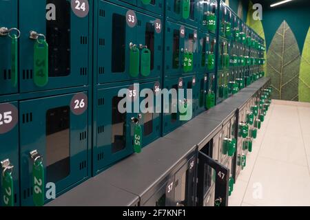 Cellules pour le stockage temporaire de choses dans des lieux publics. Les cellules sont vertes avec des verrous métalliques. Les cellules sont numérotées avec des numéros en plastique. Stockage temporaire Banque D'Images