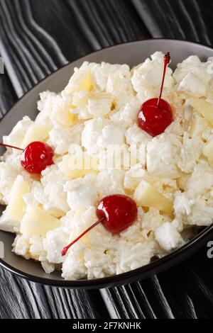 Le riz glorifié est une salade froide de dessert faite avec du riz, de l'ananas écrasé, des guimauves, de la crème fouettée sucrée, et des cerises de maraschino en gros plan Banque D'Images