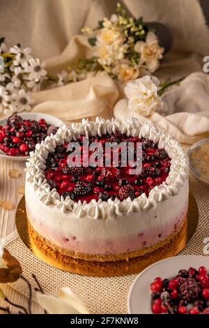 Gâteau de mousse aux baies de forêt Banque D'Images