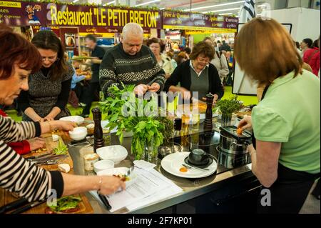 Paris, France, Group People Cooking at French Food Festival, Trade Show, Foire exposition Banque D'Images