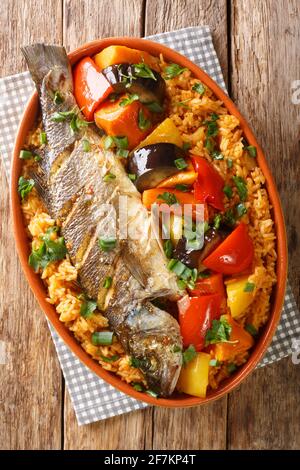 Thieboudienne Ceebu Jen poisson au riz un délicieux repas d'une casserole avec du riz, du ragoût de poisson et une variété de légumes qui est populaire au Sénégal à proximité Banque D'Images