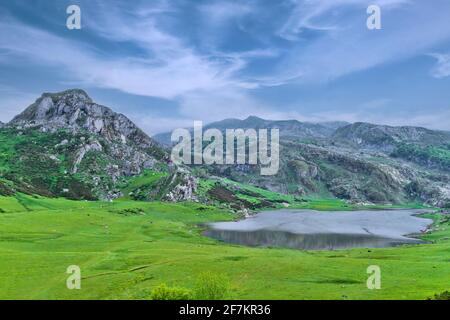 Lac de montagne énol, Covadonga, Picos de Europa, Asturies, Espagne Banque D'Images