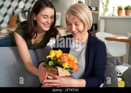 Fille donnant des fleurs à sa mère Banque D'Images