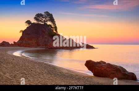 Lever du soleil à Cap Roig plage, Costa Brava, Espagne Banque D'Images