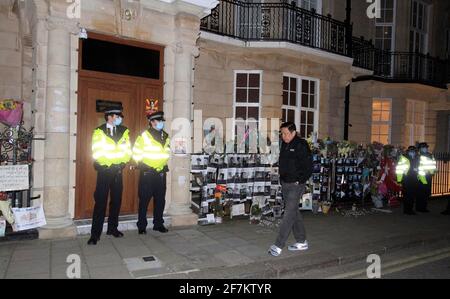 L'ambassadeur du Myanmar devant l'ambassade à Londres le regardant et passant par avoir une cigarette . La police et les voitures diplomatiques sont là pour aider l'ambassadeur qui semble n'avoir plus de travail.il attendait dans sa voiture devant l'ambassade mais comment va-t-il entrer???? Veut-il entrer ??? 8 avril 2021 photos blitz Banque D'Images