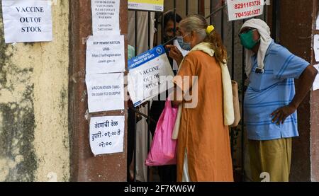 Mumbai, Inde. 08 avril 2021. On voit des gens s'enquérir du vaccin dans un centre de vaccination à Mumbai. De nombreux centres de vaccination ont cessé de donner le vaccin aux personnes en raison d'une pénurie et, par conséquent, les gens ont dû revenir sans obtenir leur dose. (Photo par Ashish Vaishnav/SOPA Images/Sipa USA) crédit: SIPA USA/Alay Live News Banque D'Images