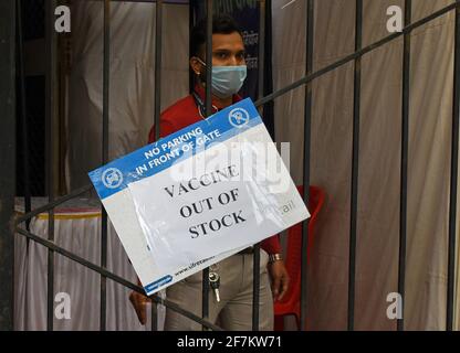 Mumbai, Inde. 08 avril 2021. Un professionnel de la santé portant un masque facial comme mesure de précaution contre la propagation du covid-19 vu dans un centre de vaccination qui est temporairement fermé en raison de la pénurie de vaccins à Mumbai. De nombreux centres de vaccination ont cessé de donner le vaccin aux personnes en raison d'une pénurie et, par conséquent, les gens ont dû revenir sans obtenir leur dose. (Photo par Ashish Vaishnav/SOPA Images/Sipa USA) crédit: SIPA USA/Alay Live News Banque D'Images