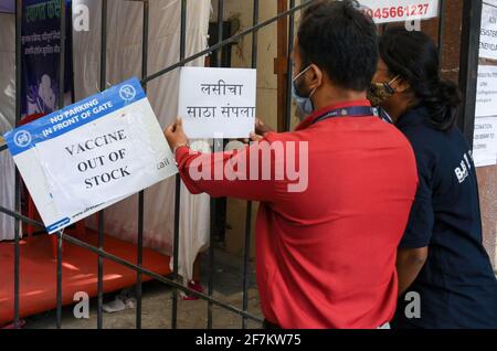 Mumbai, Inde. 08 avril 2021. Un professionnel de la santé a présenté une affiche disant « vaccin en rupture de stock » (dans la langue locale) dans un centre de vaccination de Mumbai. De nombreux centres de vaccination ont cessé de donner le vaccin aux personnes en raison d'une pénurie et, par conséquent, les gens ont dû revenir sans obtenir leur dose. (Photo par Ashish Vaishnav/SOPA Images/Sipa USA) crédit: SIPA USA/Alay Live News Banque D'Images