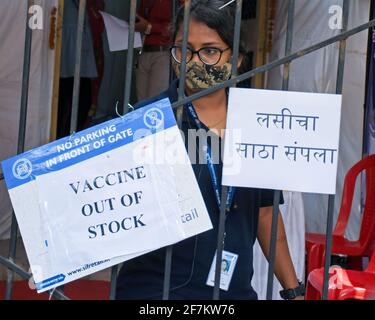 Mumbai, Inde. 08 avril 2021. Un professionnel de la santé portant un masque facial comme mesure de précaution contre la propagation du covid-19 vu dans un centre de vaccination qui est temporairement fermé en raison de la pénurie de vaccins à Mumbai. De nombreux centres de vaccination ont cessé de donner le vaccin aux personnes en raison d'une pénurie et, par conséquent, les gens ont dû revenir sans obtenir leur dose. (Photo par Ashish Vaishnav/SOPA Images/Sipa USA) crédit: SIPA USA/Alay Live News Banque D'Images