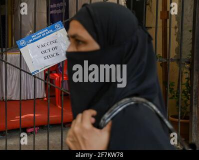 Mumbai, Inde. 08 avril 2021. Une femme portant un hijab passe devant une affiche disant « vaccin en rupture de stock » à l'extérieur d'un centre de vaccination à Mumbai. De nombreux centres de vaccination ont cessé de donner le vaccin aux personnes en raison d'une pénurie et, par conséquent, les gens ont dû revenir sans obtenir leur dose. (Photo par Ashish Vaishnav/SOPA Images/Sipa USA) crédit: SIPA USA/Alay Live News Banque D'Images