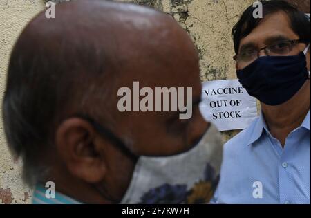 Mumbai, Inde. 08 avril 2021. Les hommes portant un masque facial comme précaution contre la propagation du covid-19 vu se tiennent à l'extérieur d'un centre de vaccination. De nombreux centres de vaccination ont cessé de donner le vaccin aux personnes en raison d'une pénurie et, par conséquent, les gens ont dû revenir sans obtenir leur dose. (Photo par Ashish Vaishnav/SOPA Images/Sipa USA) crédit: SIPA USA/Alay Live News Banque D'Images