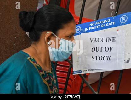 Mumbai, Inde. 08 avril 2021. Une femme portant un masque facial comme mesure de précaution contre la propagation du covid-19 a vu lire une affiche disant « vaccin épuisé » à l'extérieur d'un centre de vaccination à Mumbai. De nombreux centres de vaccination ont cessé de donner le vaccin aux personnes en raison d'une pénurie et, par conséquent, les gens ont dû revenir sans obtenir leur dose. (Photo par Ashish Vaishnav/SOPA Images/Sipa USA) crédit: SIPA USA/Alay Live News Banque D'Images