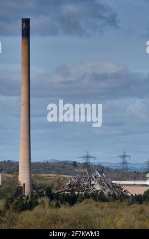 La cheminée et la démolition restantes de la centrale électrique d'Ironbridge gorge à Ironbridge, Shropshire Banque D'Images