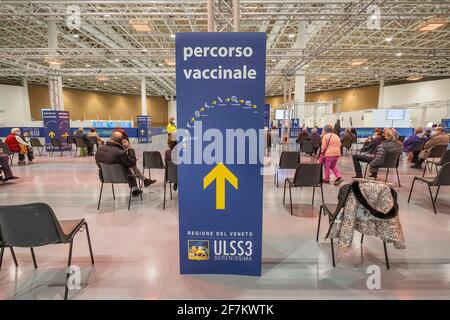 Venise, Italie. 8 avril 2021. L'Ulss 3 de venise a commencé à utiliser l'exposition Pala à Mestre pour vacciner les citoyens contre Covid 19 le 8 avril 2021 à Venise, Italie. Credit: Stefano Mazzola/Awakening/Alamy Live News Banque D'Images