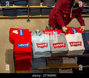 New York, États-Unis. 19 mars 2019. Un vendeur ajuste l'affichage du tee-shirt de marque dans le magasin phare de Levi Strauss and Co. À Times Square à New York le mardi 19 mars 2019 avant de gagner ses points. (Photo de Richard B. Levine) crédit: SIPA USA/Alay Live News Banque D'Images