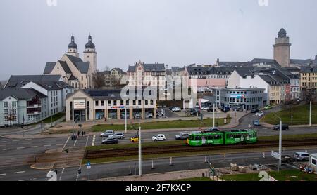 Plauen, Allemagne. 08 avril 2021. Les tours jumelles de l'église Saint-Jean s'élèvent dans le ciel au-dessus de Plauen, avec la tour de la nouvelle mairie sur la droite. Samedi (10.04.2021), l'anniversaire de la dernière lourde opération de RAID aérien sur Plauen pendant la Seconde Guerre mondiale, l'église sera acceptée dans la communauté internationale de la Croix des ongles. Credit: Hendrik Schmidt/dpa-Zentralbild/dpa/Alay Live News Banque D'Images