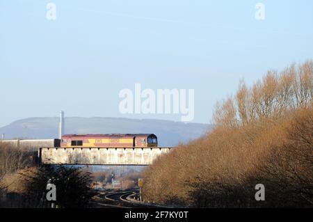 '66058' monte au-dessus de la ligne principale du pays de Galles du Sud à Margam Avec un train en direction de l'est et se dirige le long de l'Ogmore Ligne de rappel de la soupape pendant une opération d'ingénierie Banque D'Images