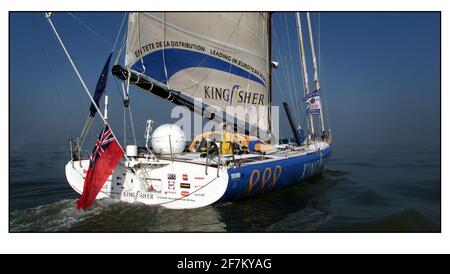 Yachtswoman Ellen MacArthur arrive en Angleterre après sa fin record dans la course Vendee Globe aujourd'hui jeudi 15 février 2001. L'homme de 24 ans du Derbyshire est devenu la plus jeune et la plus rapide femme à parcourir le monde d'une seule main. Ellen a navigué dans le Solent en passant le phare de Needles jusqu'à Southampton Water, en arrivant à Ocean Village Marina Southampton Banque D'Images